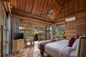 RUMAH KAYU RESORT的电视和/或娱乐中心