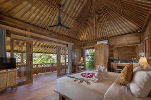 RUMAH KAYU RESORT的电视和/或娱乐中心