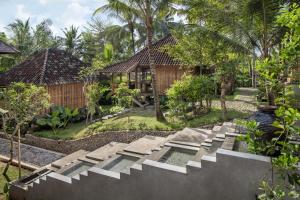 RUMAH KAYU RESORT外面的花园