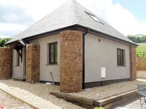 mały biały dom z dwoma ceglanymi filarami w obiekcie The Cob Barn - Ukc1852 w mieście Shaldon