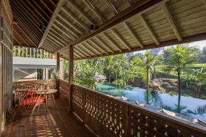 RUMAH KAYU RESORT的阳台或露台
