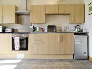 A kitchen or kitchenette at The Lodge At The Granary