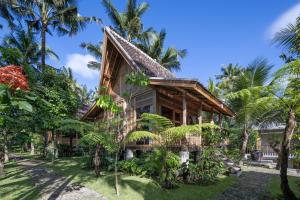 RUMAH KAYU RESORT外面的花园