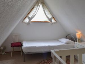 - une petite chambre avec un lit et une fenêtre dans l'établissement Bay View, à Kingsdown