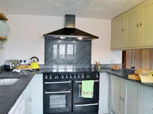 kuchnia z czarną płytą kuchenną w obiekcie The Bailey w mieście Glasbury