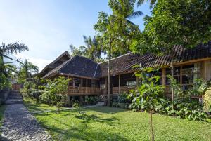 RUMAH KAYU RESORT外面的花园