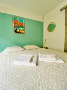 - une chambre avec un grand lit et 2 serviettes dans l'établissement Fleur de Prunier, à Saint-Pierre