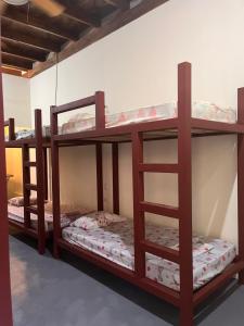 Poschodová posteľ alebo postele v izbe v ubytovaní Hostel Tuanis Surf Camp