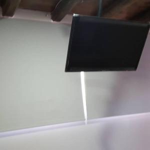 TV de pantalla plana en la parte superior de una pared en Mono ambiente Loria en Luján de Cuyo