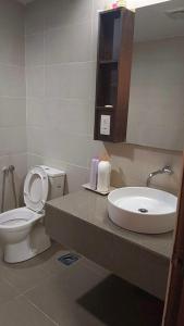 een badkamer met een toilet en een wastafel bij d arissa house in Kota Bharu