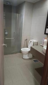 een badkamer met een douche, een toilet en een wastafel bij d arissa house in Kota Bharu