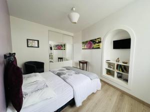 Posteľ alebo postele v izbe v ubytovaní Appartement T2 centre ville, charme ancien, terrasse, Wi-Fi, animal toléré - FR-1-495-117