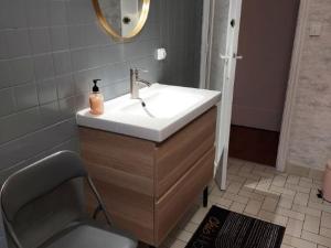 W łazience znajduje się umywalka, toaleta i lustro. w obiekcie Gîte Saint-Germain-des-Fossés, 4 pièces, 6 personnes - FR-1-489-414 w mieście Saint-Germain-des-Fossés