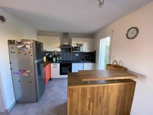 Kuchyň nebo kuchyňský kout v ubytování Villa T4 avec piscine résidentielle, 3 chambres, jusqu'à 7 personnes - FR-1-81-578 + 13 fotografií