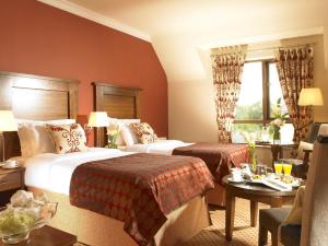 Een bed of bedden in een kamer bij Glengarriff Park Hotel