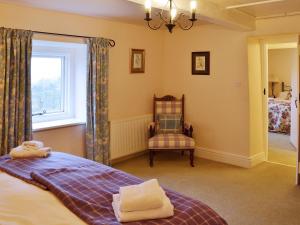ChinleyにあるDewsnap Frost - RB8のベッドルーム1室(ベッド1台、椅子、窓付)