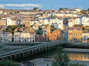 Blick auf eine Stadt mit Fluss und Gebäuden in der Unterkunft Turnstone in Bideford