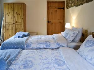 two beds sitting next to each other in a bedroom at Horseshoes - E5369 in West Buckland