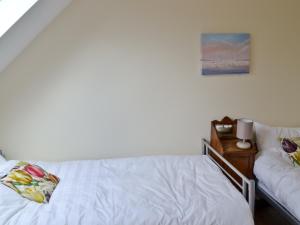ein Schlafzimmer mit einem Bett und einem Sofa in der Unterkunft Heron Cottage in Timsbury