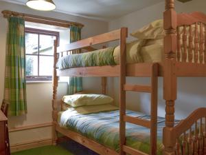 MorlandにあるThe Byreのベッドルーム1室(二段ベッド2台、窓付)が備わります。