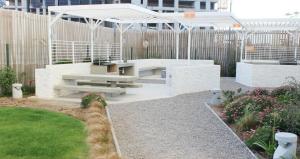 een tuin met twee banken en een hek bij EDIFICIO MARINA SOL III in Coquimbo