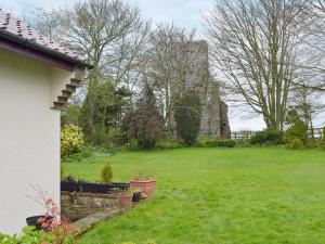 a yard of a house with a grass yard at Glebe Cottage in Mautby