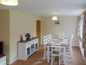 een keuken en eetkamer met een tafel en stoelen bij Far Horizons in Seaview