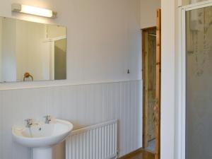 La salle de bains est pourvue d'un lavabo et d'un miroir. dans l'établissement Holmlea, à Alnwick