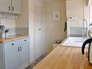 een keuken met een bad en een wastafel bij Tickton Hall Cottage in Tickton