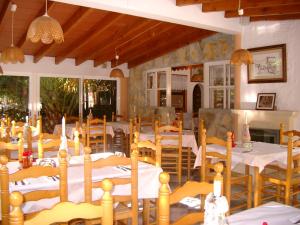 Un restaurant u otro lugar para comer en Hotel Montemar
