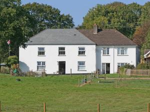 a white house with a yard in front of it at Jubilee Cottage in Pyworthy