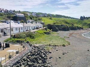a group of houses on the side of a beach at Seaview Cottage - 27991 in Dunure