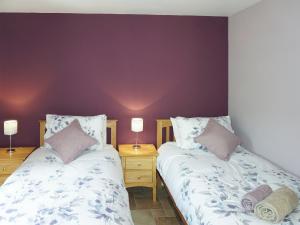 dos camas sentadas una al lado de la otra en un dormitorio en The Cob Barn - Ukc1852 en Shaldon