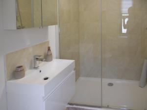 沙爾頓的住宿－科布巴恩度假屋，浴室配有白色水槽和淋浴。