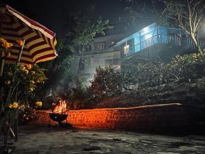 a fire pit in front of a building at night at YANKEE RESORT Lava in Rishop