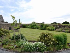 a garden with a lawn and a large yard at Granary Cottage in Saint Twynnells