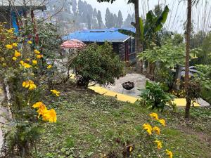 a garden with yellow flowers in front of a building at YANKEE RESORT Lava in Rishop