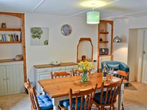Saint IsseyにあるMeadow Cottage - 26912のダイニングルーム(木製テーブル、椅子付)