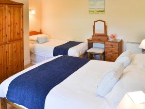 Habitación de hotel con 2 camas y vestidor en Meadow Cottage - 26912, en Saint Issey