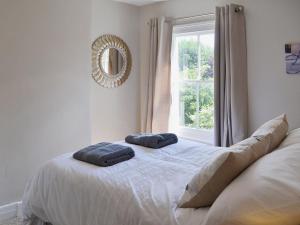 ケンブリッジにあるStockwell Streetのベッドルーム1室(青い枕2つ付)