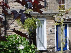 ケンブリッジにあるStockwell Streetの青いドアと窓のあるレンガ造りの家
