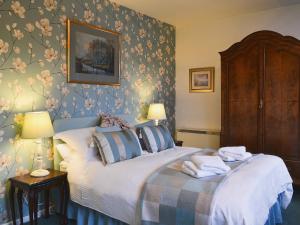 um quarto com uma cama com toalhas em Lake View em Bowness-on-Windermere