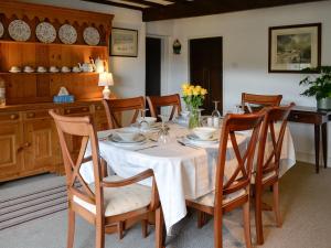 stół jadalny z białym blatem i krzesłami w obiekcie East House Farm w mieście Beckermonds