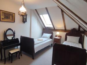 - une chambre avec 2 lits, une table et un miroir dans l'établissement Rauber Baron Cottage-Traditional Comfort House, à Tălişoara