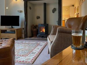 ein Wohnzimmer mit einem Tisch und einem Kamin in der Unterkunft Bunbury Cottage in Keswick