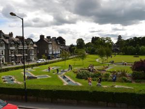 eine Gruppe von Menschen in einem Park in einer Stadt in der Unterkunft Fell View in Ambleside