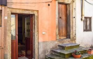 - l'entrée d'un bâtiment avec une porte et des escaliers dans l'établissement 2 Bedroom Cozy Home In Serra San Bruno, à Serra San Bruno