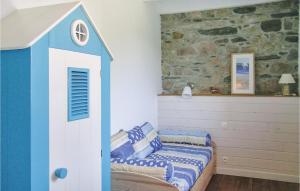 1 dormitorio con cama en forma de casa azul y blanca en Gorgeous Home In Quemper Guezennec With Wifi, en Quemper-Guézennec