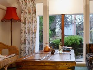 sala de estar con mesa de centro frente a una ventana en Gracedieu, en Killin