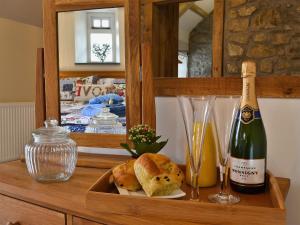 Sarnau的住宿－Y Cartws，柜台上一瓶香槟和一盘食物